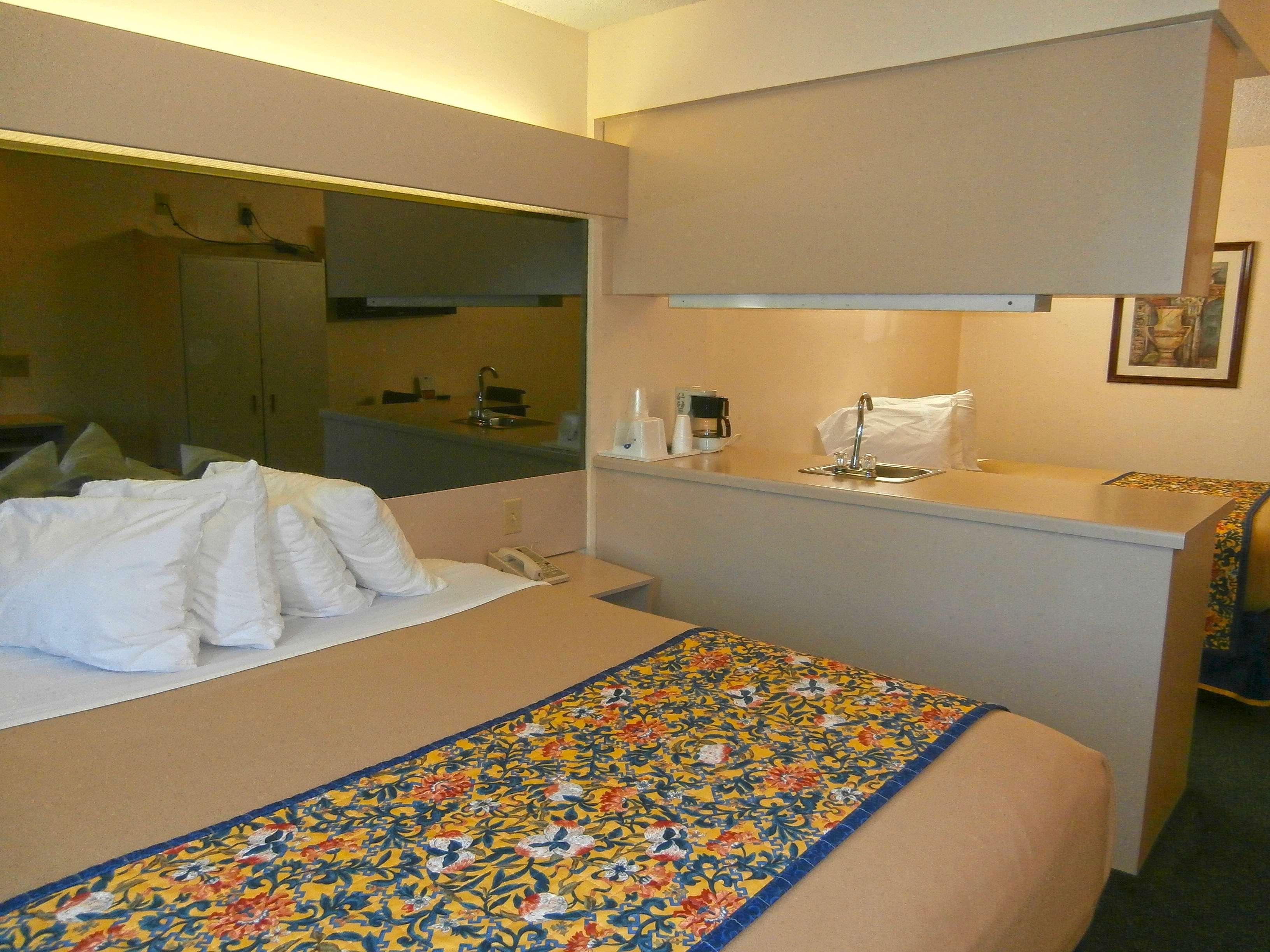 America'S Best Value Inn & Suites-Mcdonough Bagian luar foto