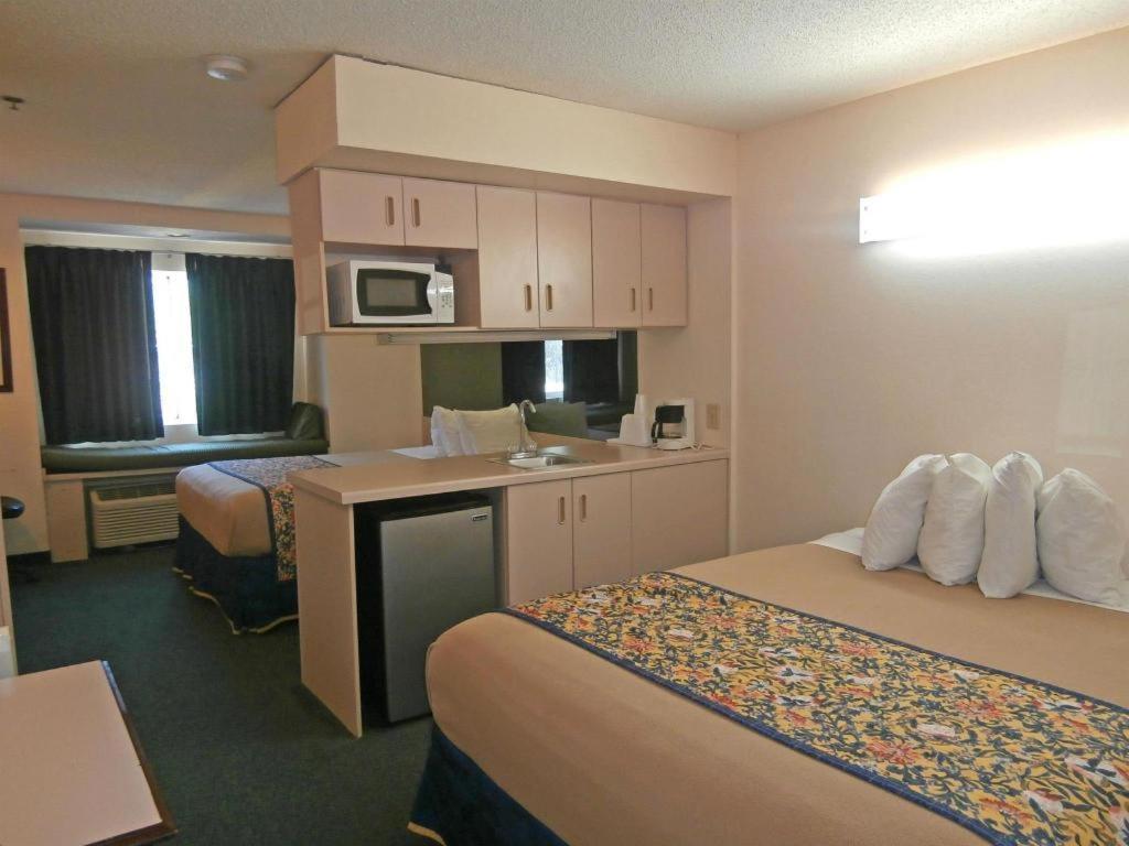America'S Best Value Inn & Suites-Mcdonough Bagian luar foto